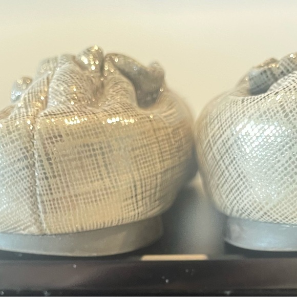 Tory Burch Reva Flat Size 8 Silver Pewter Leather Lg Silver Medallion Timeless - Picture 4 of 5